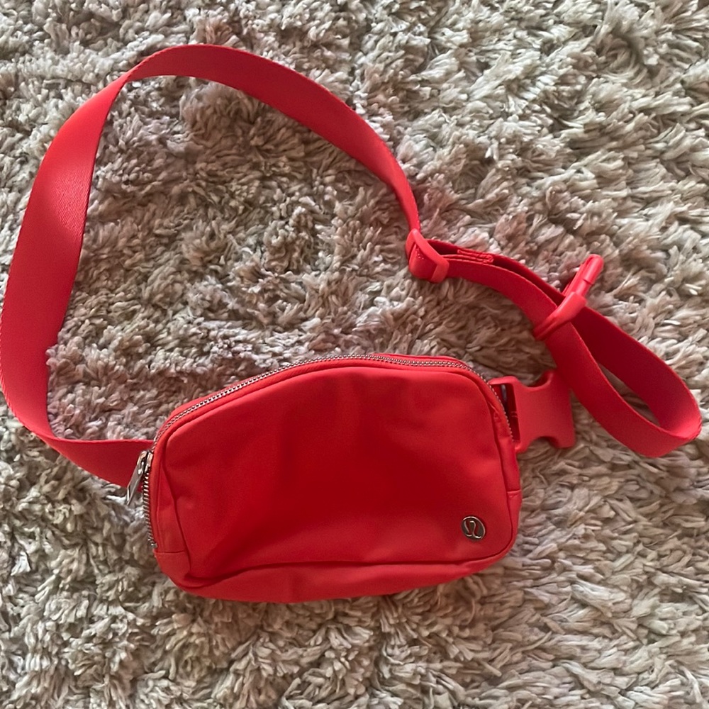 Lululemon Everywhere belt bag